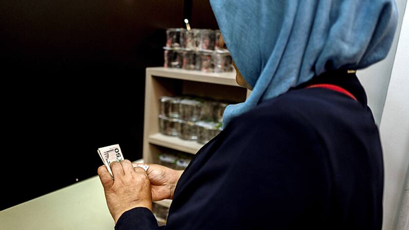 Eine Türkin zählt US-Dollar-Noten in einer Wechselstube im Grossen Basar von Istanbul (10.8.2018).