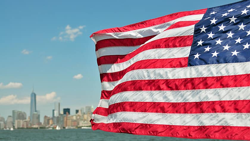 Die US-Fahne weht vor New York im Wind.