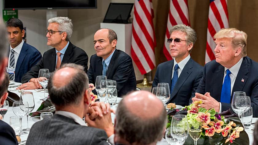 Novartis-CEO Vasant Narasimhan (ganz links) am Treffen mit US-Präsident Donald Trump (rechts) beim WEF 2018.