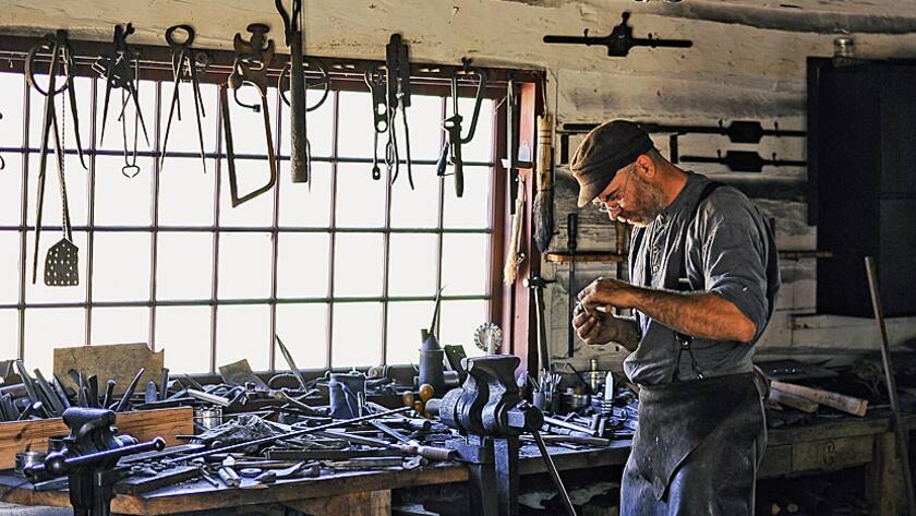 Ein Handwerker bei der Arbeit in seiner Werkstatt.