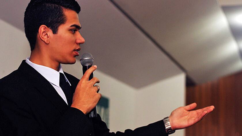 Gutes Vortragen hat viel mit Körpersprache zu tun.