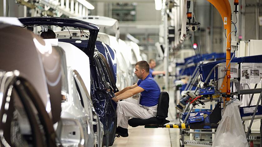 Ein Mitarbeiter in der VW-Montage in einem Werk in Russland.
