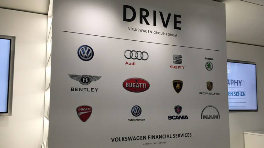 Desk von Volkswagen Financial Services in Berlin mit den Emblemen der Konzernmarken.