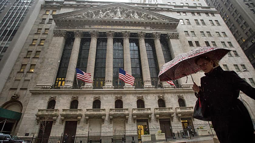Die Börse an der Wallstreet in New York im Regen.
