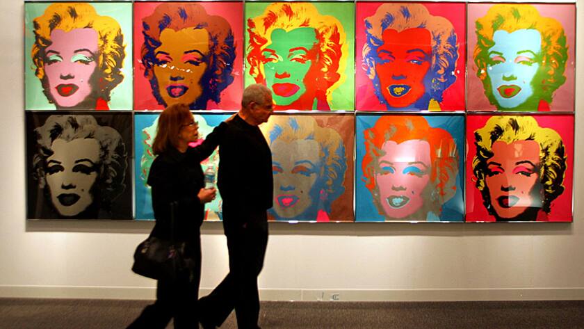 Besucher der Art Basel Show in Miami Beach vor einem Warhol-Werk.