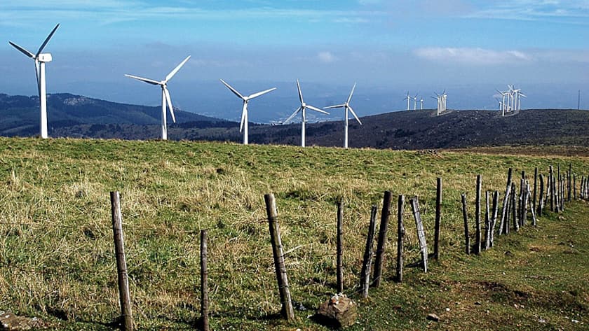 Windräder in den Hügeln von Galizien, Spanien.