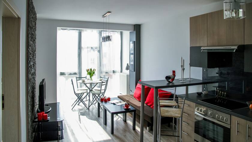 Blick in eine kleine Wohnung mit Kochnische.