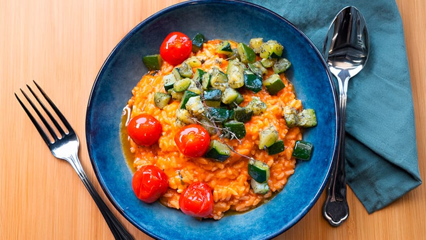 Was ist eigentlich regeneratives Gemüse? Tom Tasty verwendet für seine Menüs nur nährstoffreiches Gemüse. Zum Beispiel in diesem Tomaten-Risotto mit Zucchini.