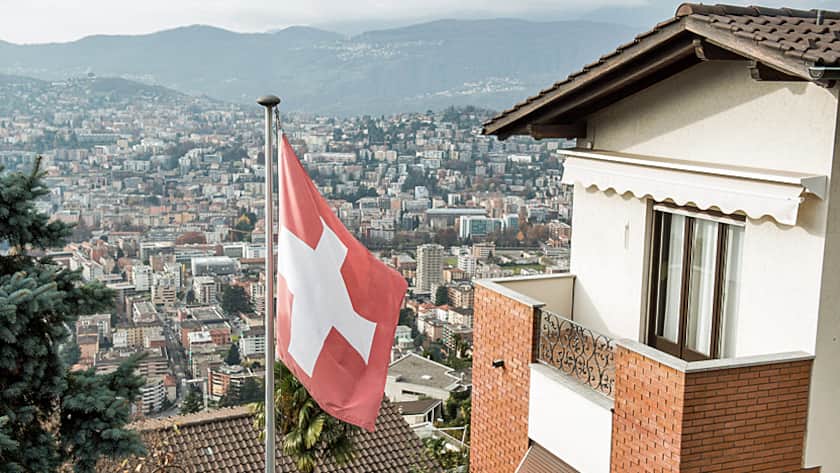 Eigenheim mit Schweizer Flagge am Hang des Monte Bre in Lugano (Nov. 2015).