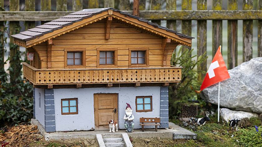 Modell eines typischen Schweizer Landhauses mit Gartenzwerg und Flagge in Nebikon LU (Nov. 2015).