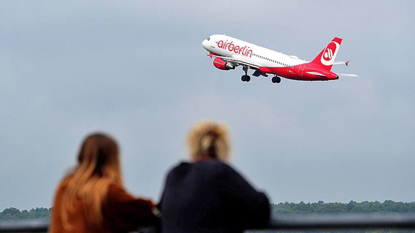 Ein Passagierflugzeug der Air Berlin startet vom Flughafen Berlin Tegel (Aug. 2017).