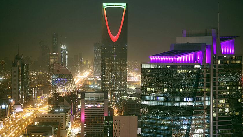 Riad bei Nacht, im Zentrum der Kingdom Tower (Dez. 2016).