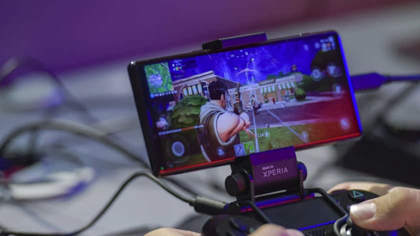Computerspiel Fortnite auf dem Sony Experia mit dem PS 4 Controller. Sony, Internationale Funkaustellung, Berlin 2019, Deutschland