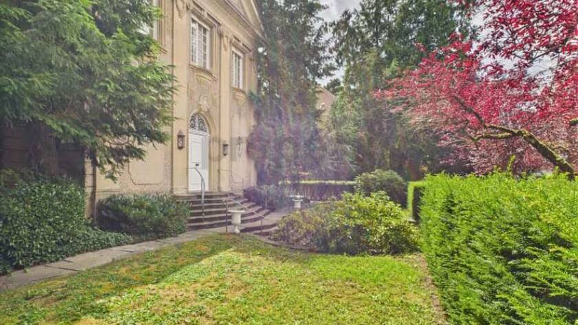 Die luxuriöse Immobilie befindet sich im wohlhabenden Quartier Bruderholz.