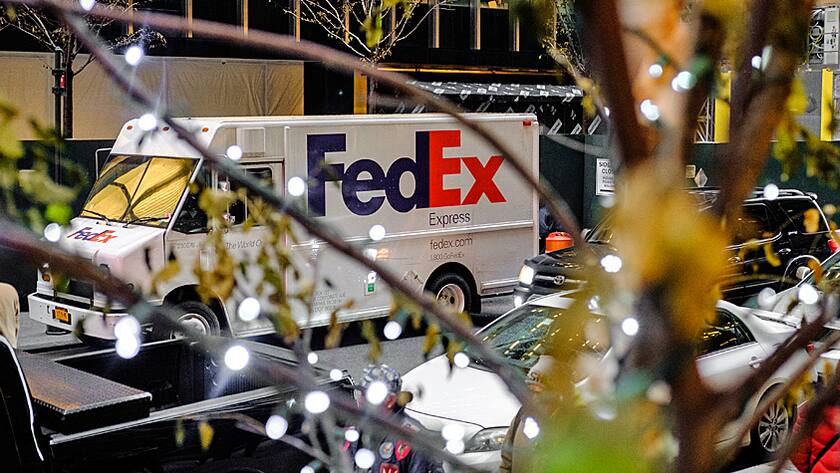 Ein Fedex-Lieferwagen am «Cyber Monday» im schon weihnächtlich geschmückten New York (26.11.2018).