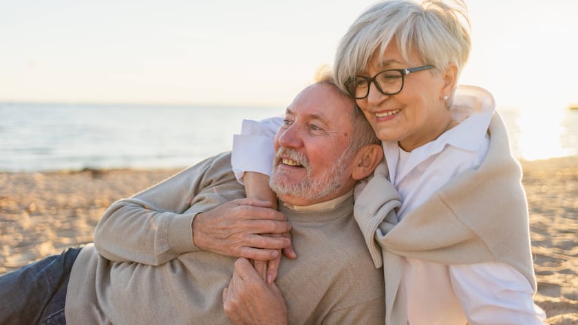 Ein älteres Ehepaar am Strand.