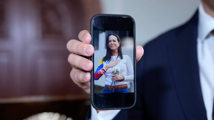 Der Vorsitzende des Nobelkomitees, Jorgen Watne Frydnes, mit einem Foto von Maria Corina Machado, der Gewinnerin des Friedensnobelpreises 2025 (Oktober 2025).