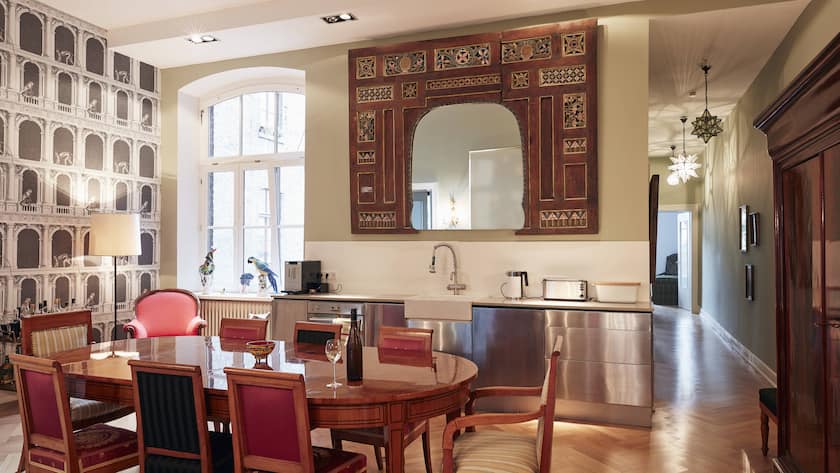 Antike Möbel in einer Luxuswohnung.