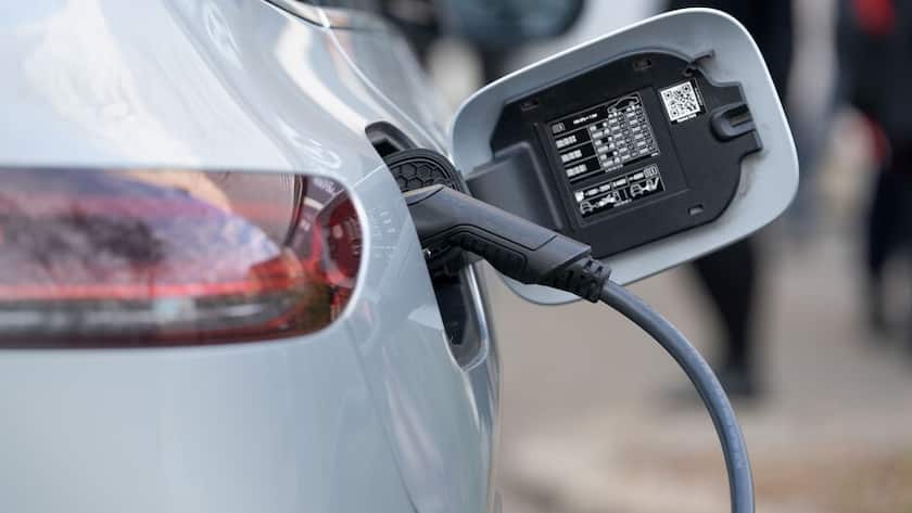 Der Elektro-SUV EQC von Mercedes an einer Ladesäule.