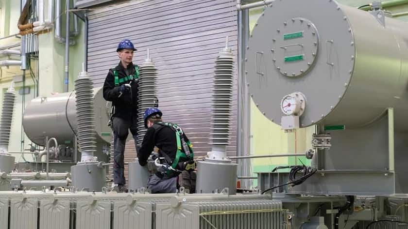 Montage einer Trafostation von R&S (2024).