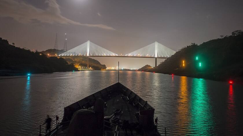 Der Panama-Kanal mit der Centennial-Brücke.