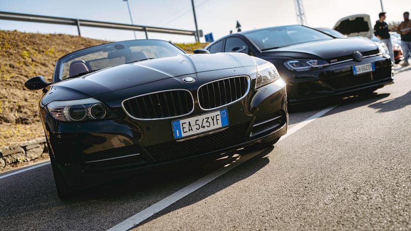 Ein BMW und ein VW parken bei Rom, Italien.