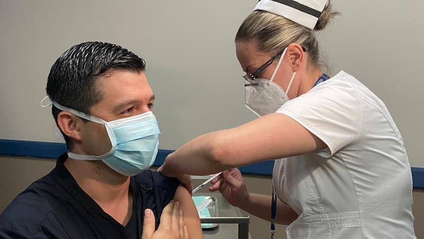 Corona-Impfung im Costa Rica: Gesundheitsbeamter Jose Acuna Feoli wird geimpft.
