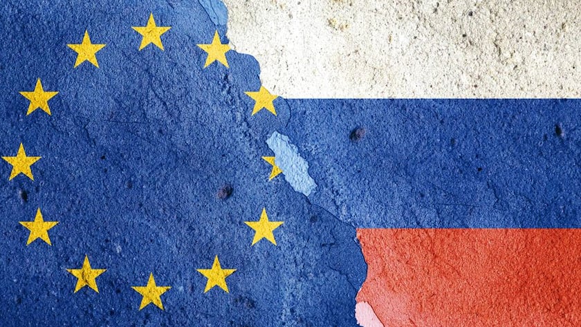 Flaggen der EU und Russland auf zerrissenem Hintergrund (2025).