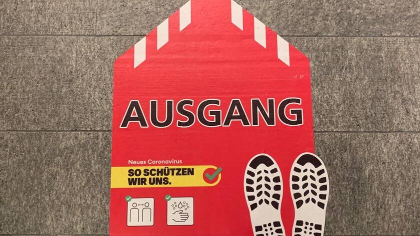 Corona-Hinweisschild bei der Bahnhaltestelle auf dem Jungfraujoch.