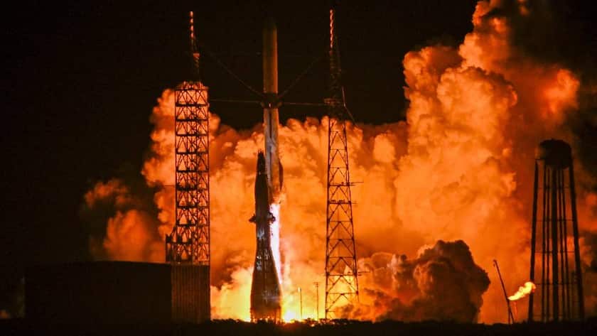 Die New-Glenn-Rakete von Blue Origin hebt von Cape Canaveral ab.