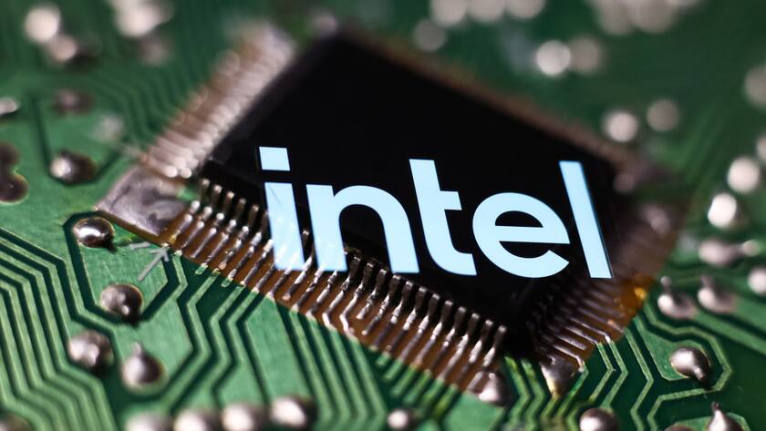 Ein Microchip- und Intel-Logo auf einem Telefonbildschirm