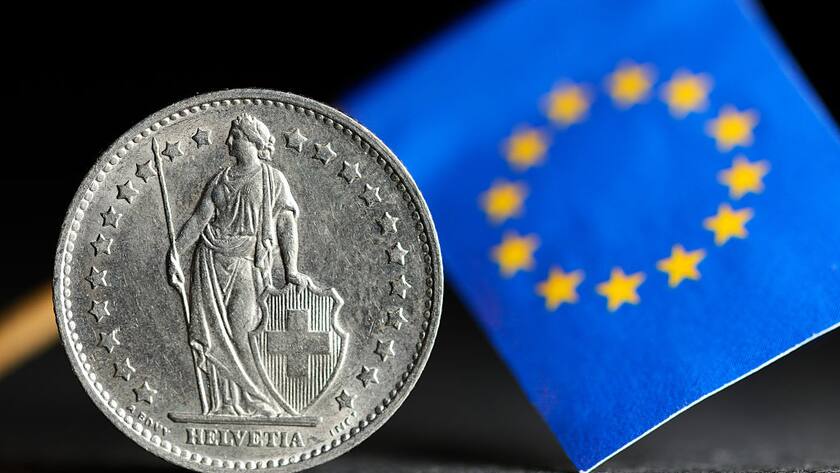 Schweizer Franken und EU-Fahne