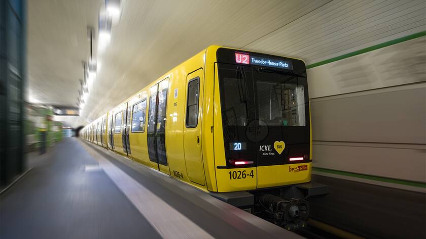 Eine Metro von Stadler Rail im Einsatz der Berliner Verkehrsbetriebe.