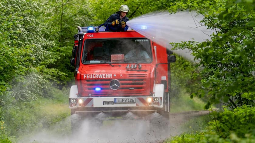 Die Essener Feuerwehr in Deutschland probt die Bekämpfung eines Waldbrands mit einem Unimog (2023).