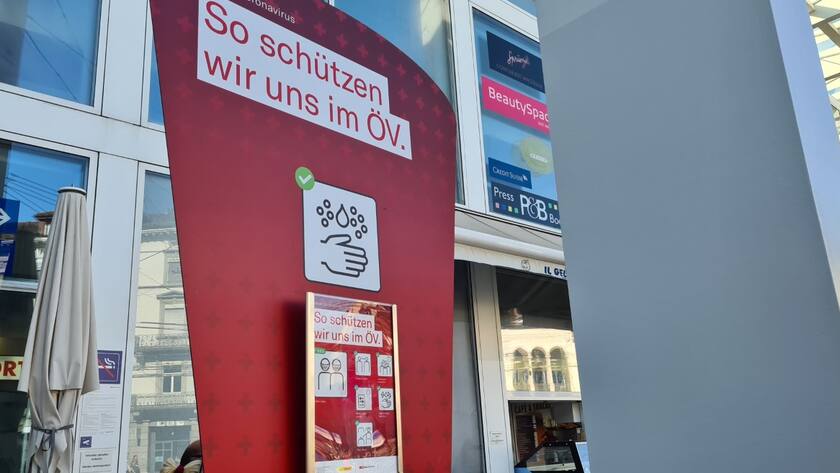 Coronavirus ist allgegenwärtig: Desinfektionsstand am Bahnhof Winterthur.