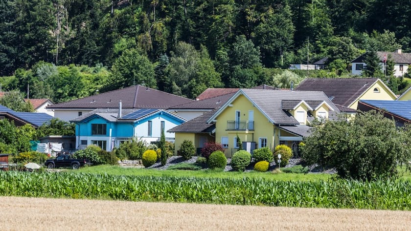 Einfamilienhäuser in der Aargauer Gemeinde Schwaderloch (2023).