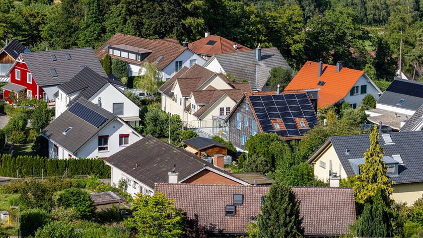 Eine Siedlung mit Einfamilienhäusern in der Gemeinde Rüdlingen-Buchberg im Kanton Schaffhausen (2023).