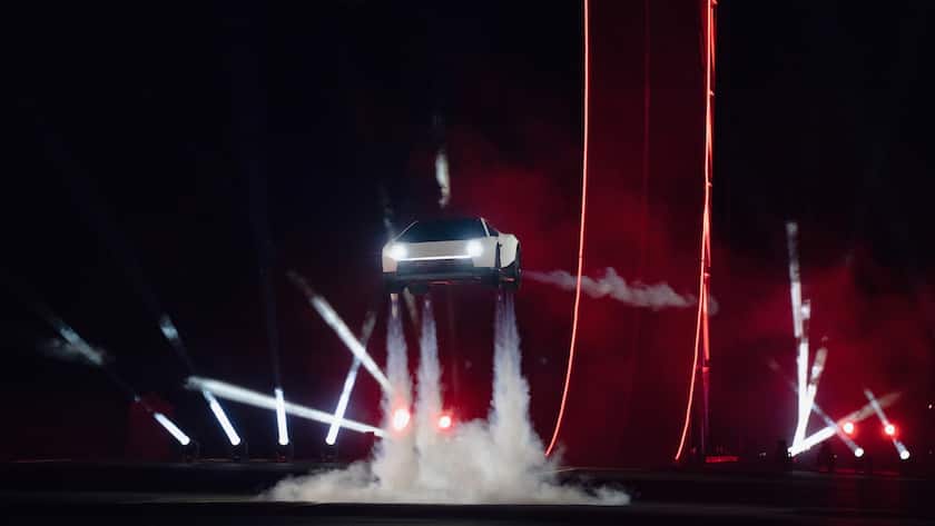 Tesla präsentiert den Roadster, der kurze Strecken fliegend zurücklegen kann. (Oktober 2025)