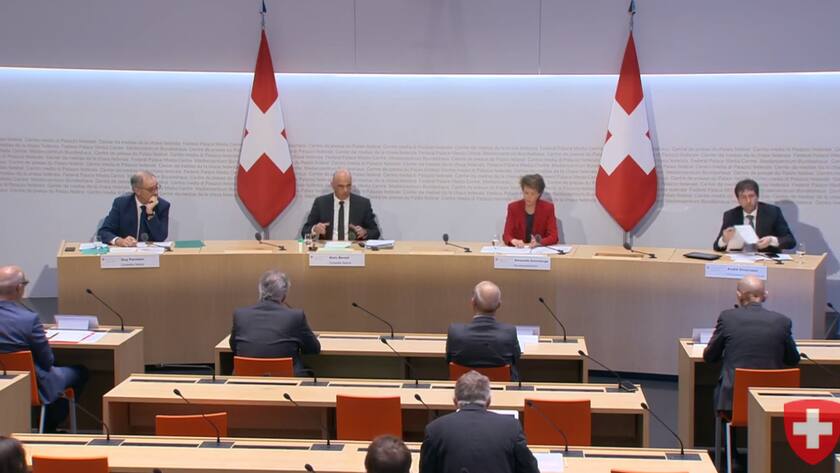 Die Bundesräte - v.l. - Guy Parmelin, Alain Berset und Simonetta Sommaruga und Bundesratssprecher André Simonazzi.