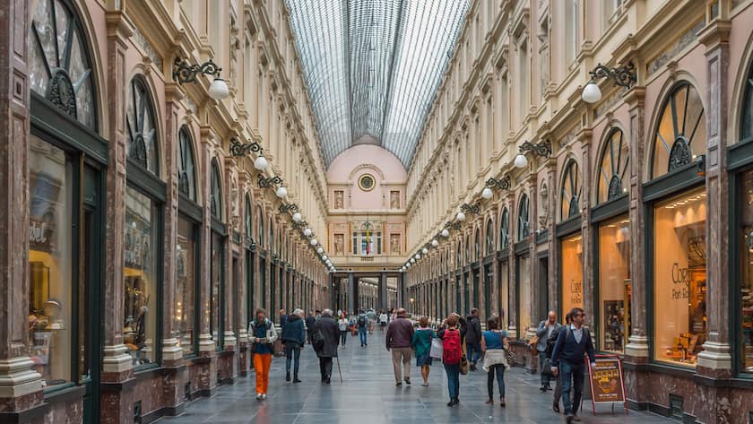 Shopper in den historischen Galéries St. Hubert im Zentrum von Brüssel