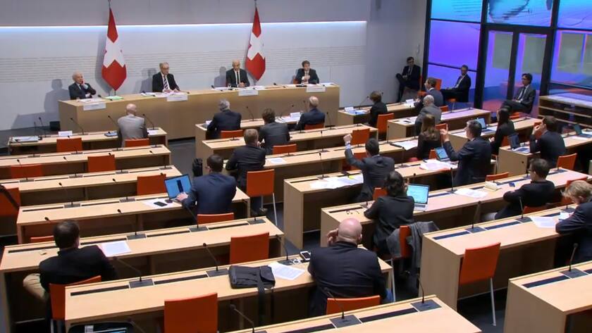 Die Bundesräte Ueli Maurer, Guy Parmelin und Alain Berset (v.r.) informieren.