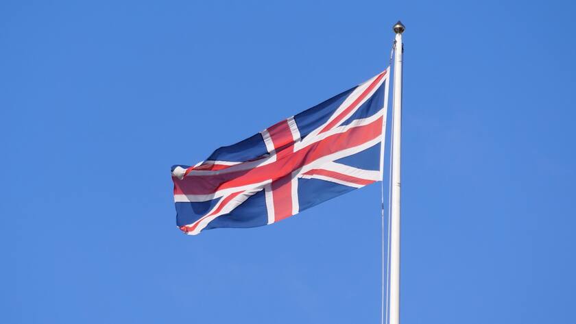 Die britische Flagge, der Union Jack, setzt sich aus drei unterschiedlichen Kreuzen für England, Schottland und Irland zusammen.