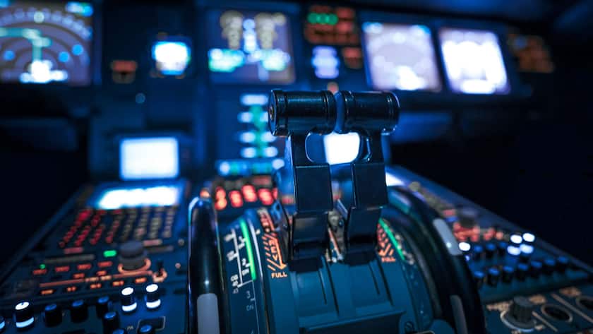 Ein ETF-Sparplan steuert den Vermögensaufbau wie ein Autopilot im Flugzeug