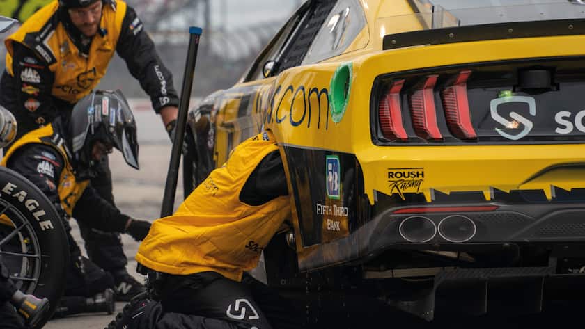 Trotz Druck erfolgreich handeln. Hektik beim Boxenstopp.