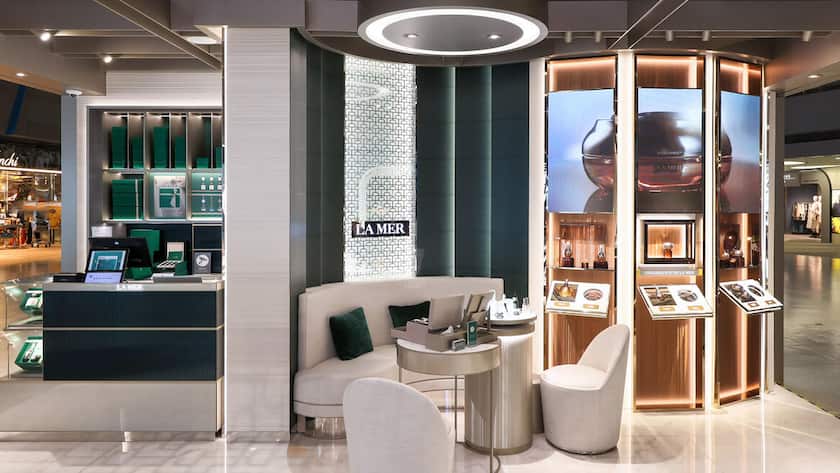 Eine Duty-Free-Verkaufsfläche von Avola an einem Flughafen.