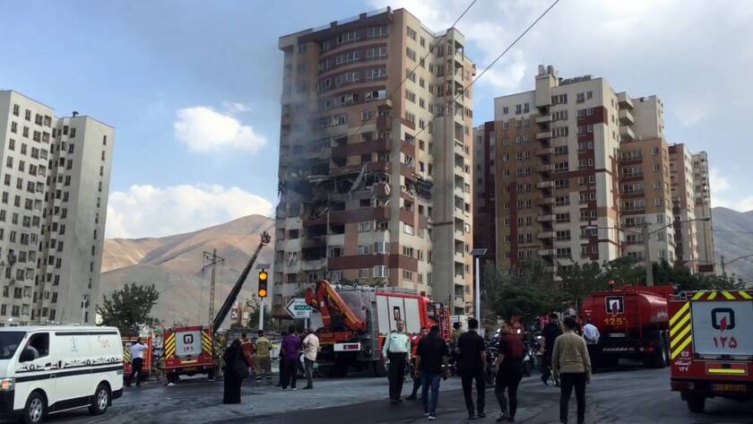 Iranische Rettungskräfte arbeiten an einem beschädigten Wohnhochhaus nach israelischen Raketenangriffen in Teheran (13. Juni 2025).