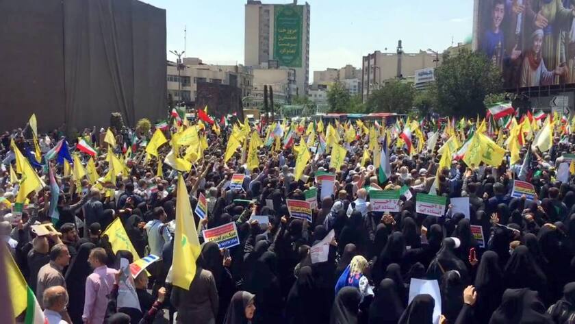 Betroffene Menschen bei einer Kundgebung nach den israelischen Raketenangriffen im Zentrum von Teheran, Iran (13. Juni 2025).