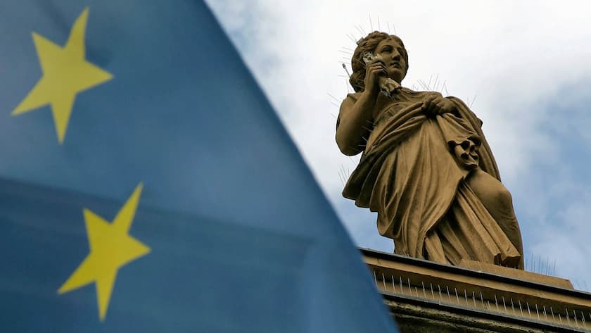 Europasterne und Figurenschmuck am Frankfurter Börsengebäude.