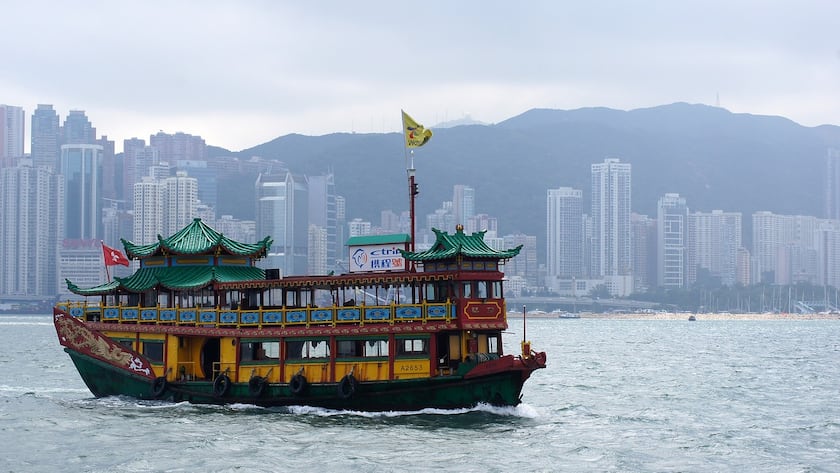 Eine Passagierfähre durchquert den Hafen von Hongkong.