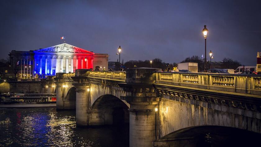 Das Parlamentsgebäude in Paris, illuminiert in Frankreichs Nationalfarben.